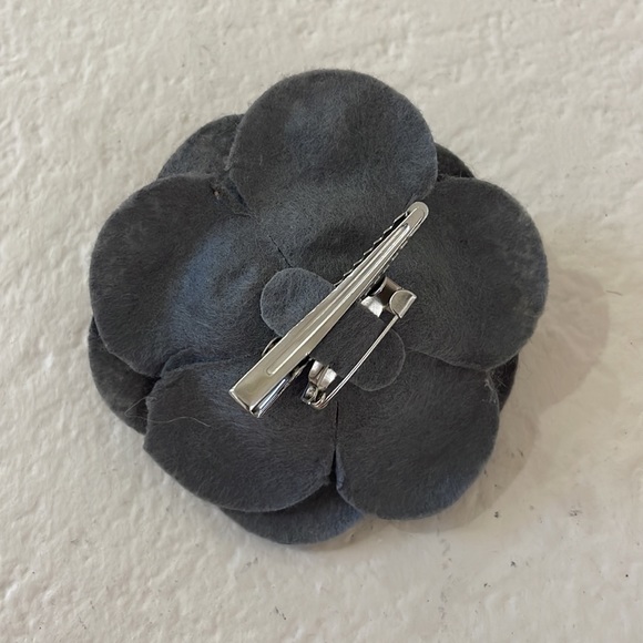 NEW Camellia Flower Pin + Hair Clip Gray Wool/Felt - Picture 2 of 2